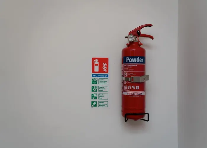 Holiday home 4 Bed Failsworth - 3 Bathrooms - Free Parking - Ideal For Contractors & Families