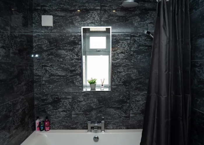 4 Bed Failsworth - 3 Bathrooms - Free Parking - Ideal For Contractors & Families - Free 1 Hr Early Check-in Or 1 Hr Late Check-out For 2 Night Bookings Until The End Of Сasa de vacaciones