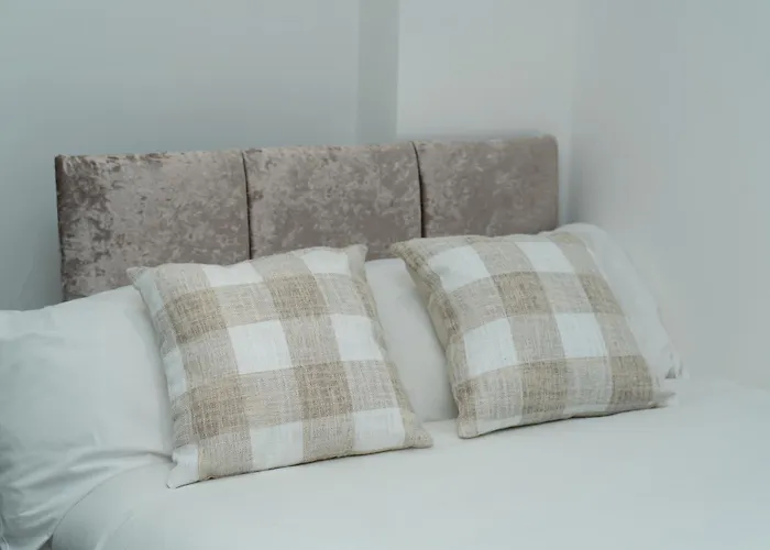 4 Bed Failsworth - 3 Bathrooms - Free Parking - Ideal For Contractors & Families Tatil Evi *