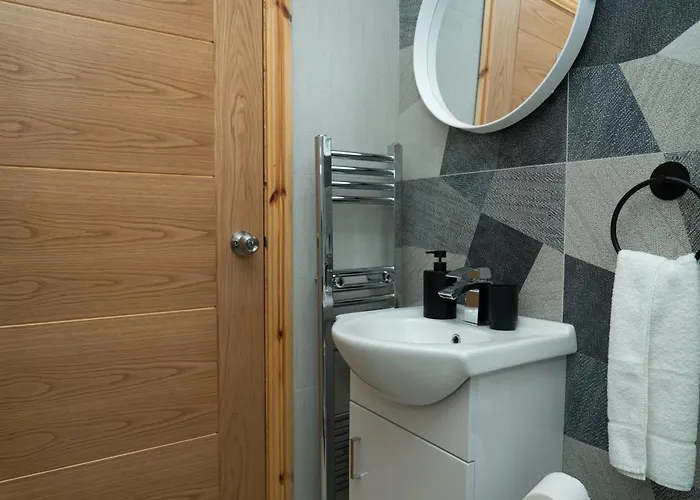 4 Bed Failsworth - 3 Bathrooms - Free Parking - Ideal For Contractors & Families Tatil Evi