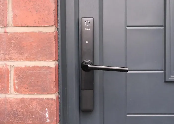 Modern House - 3 Bedrooms - 1 Bath - Mancity *