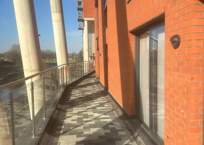 Beehosting Adelphi Wharf