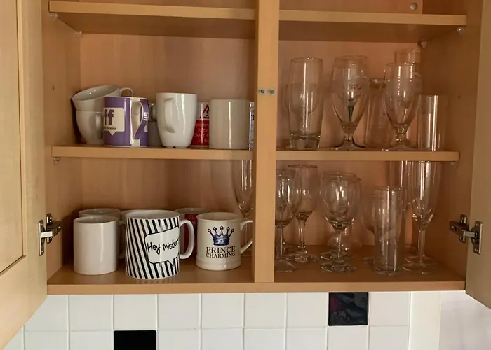 Stylish Spacious 2 Bed Balcony Nr Stadium