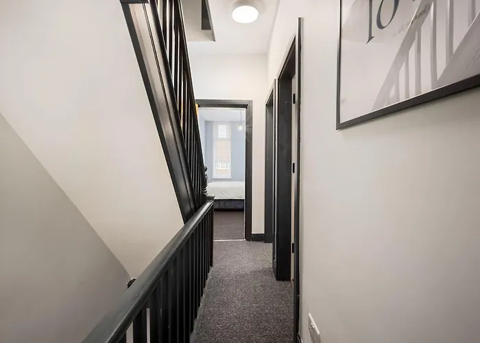 Close To Media City-old Trafford - 5 Bedroom House *