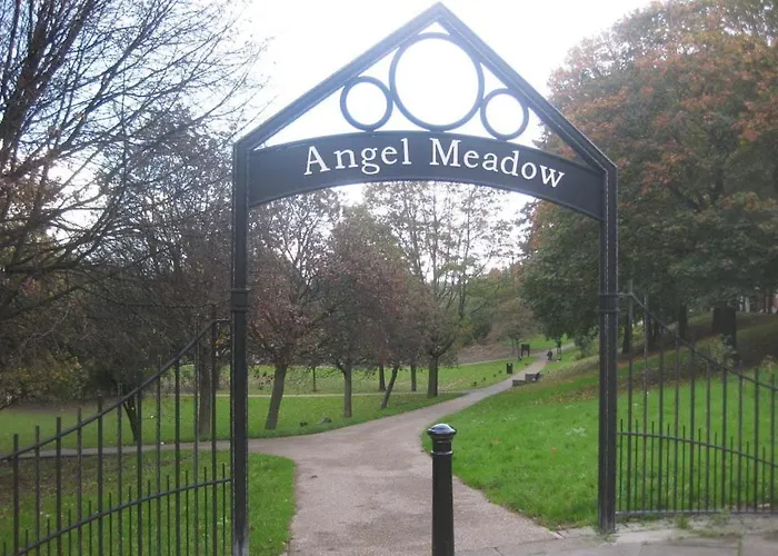 Centre Apt, With Free Secured Parking & Balcony, Sleeps 4 Apartmán Manchester