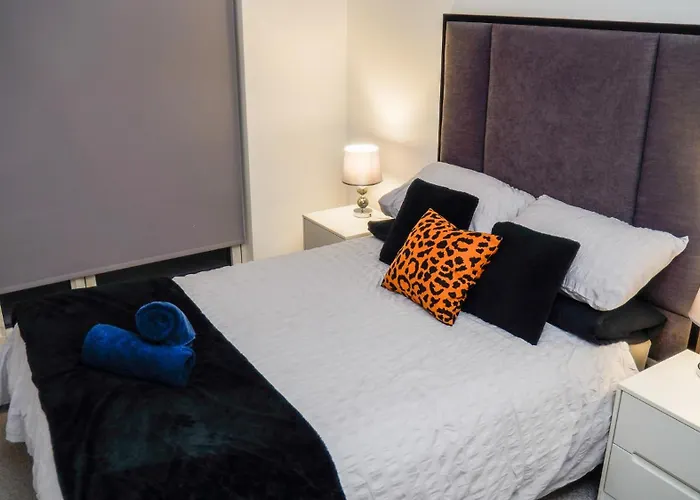 Centre Apt, With Free Secured Parking & Balcony, Sleeps 4 *