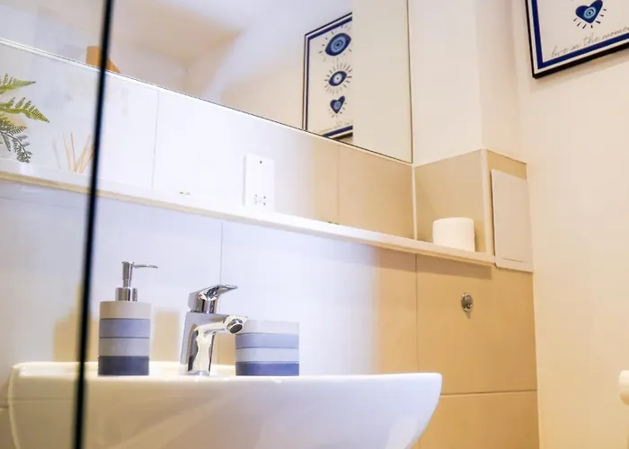 Centre Apt, With Free Secured Parking & Balcony, Sleeps 4 Daire Manchester