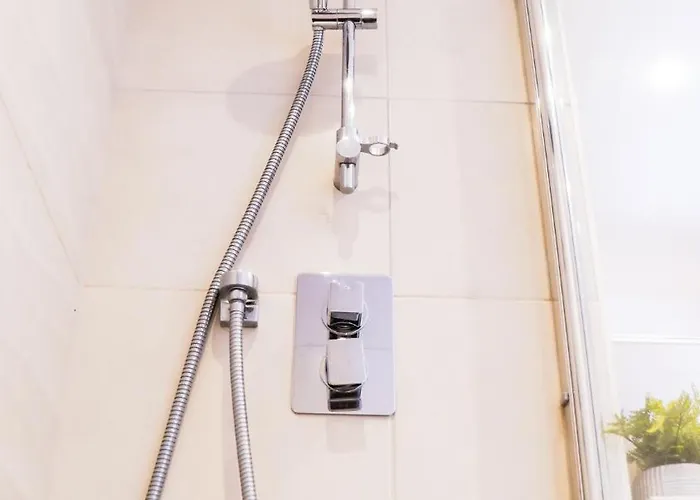 Centre Apt, With Free Secured Parking & Balcony, Sleeps 4 *