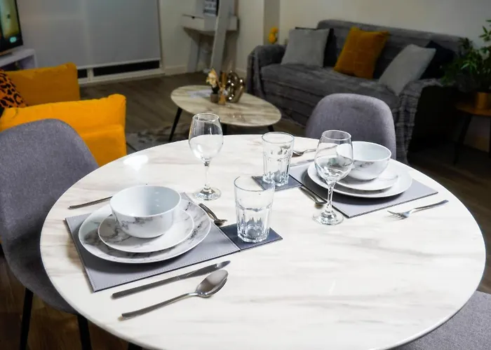 Centre Apt, With Free Secured Parking & Balcony, Sleeps 4 - Free 1 Hour Early Check In For 2 Night Only Until The End Of