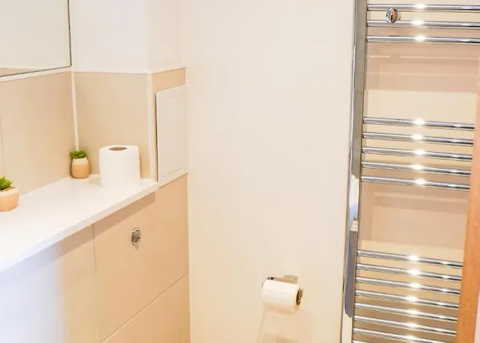 아파트 Centre Apt, With Free Secured Parking & Balcony, Sleeps 4 - Free 1 Hour Early Check In For 2 Night Only Until The End Of