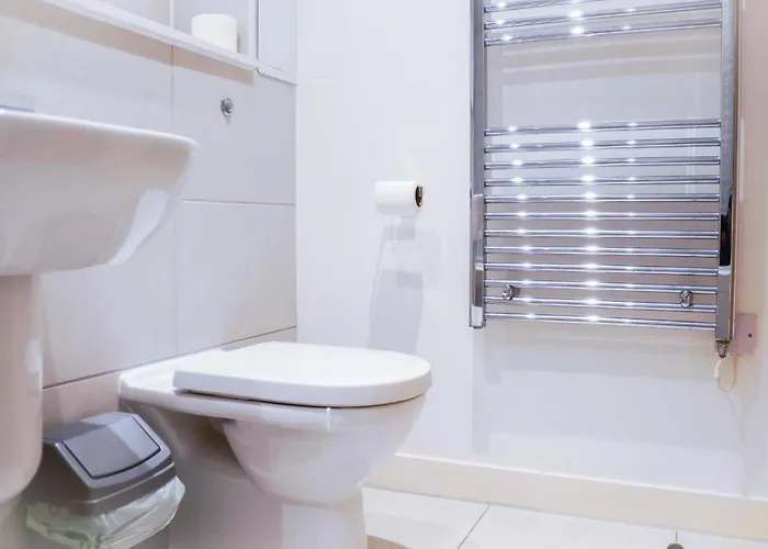 Manchester City Centre Apt, With Free Secured Parking & Balcony, Sleeps 4 - Free 1 Hour Early Check In For 2 Night Stays Only Until The End Of May *