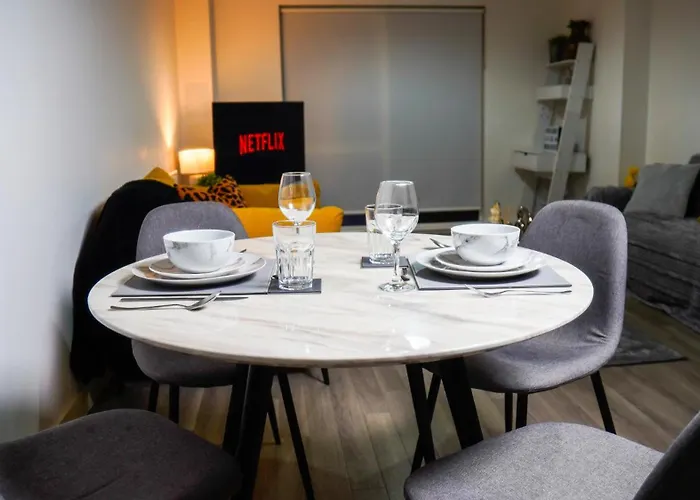 Centre Apt, With Free Secured Parking & Balcony, Sleeps 4 - Free 1 Hour Early Check In For 2 Night Only Until The End Of