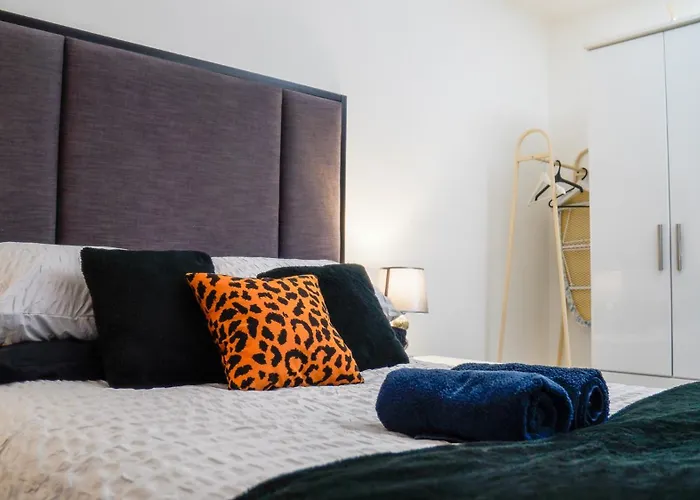 아파트 Centre Apt, With Free Secured Parking & Balcony, Sleeps 4 - Free 1 Hour Early Check In For 2 Night Only Until The End Of