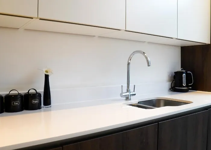 Daire Centre Apt, With Free Secured Parking & Balcony, Sleeps 4 Manchester