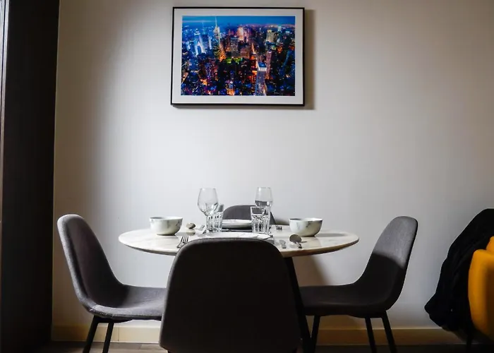 Centre Apt, With Free Secured Parking & Balcony, Sleeps 4 *