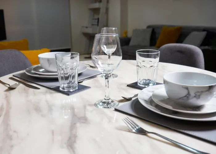 Daire Centre Apt, With Free Secured Parking & Balcony, Sleeps 4 *