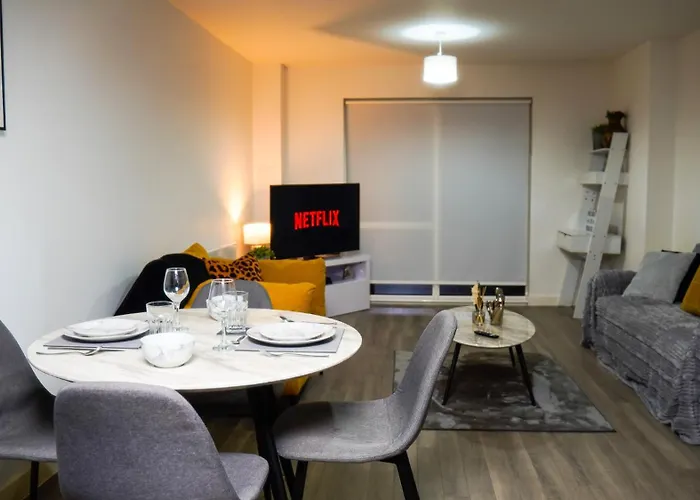 Centre Apt, With Free Secured Parking & Balcony, Sleeps 4 - Free 1 Hour Early Check In For 2 Night Only Until The End Of *