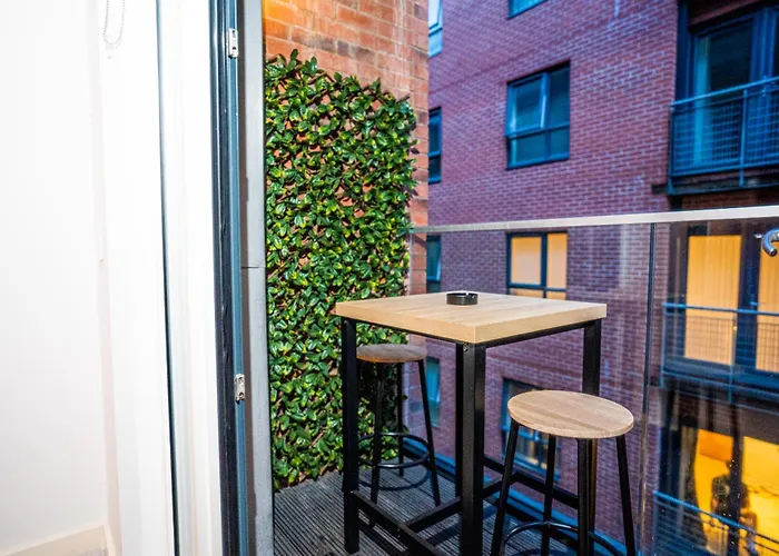 Centre Apt, With Free Secured Parking & Balcony, Sleeps 4 - Free 1 Hour Early Check In For 2 Night Only Until The End Of Mánchester