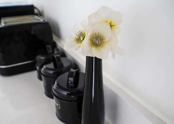 Centre Apt, With Free Secured Parking & Balcony, Sleeps 4 - Free 1 Hour Early Check In For 2 Night Only Until The End Of * 맨체스터