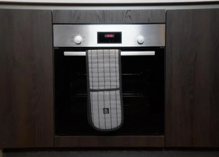 Centre Apt, With Free Secured Parking & Balcony, Sleeps 4 - Free 1 Hour Early Check In For 2 Night Only Until The End Of 아파트 *