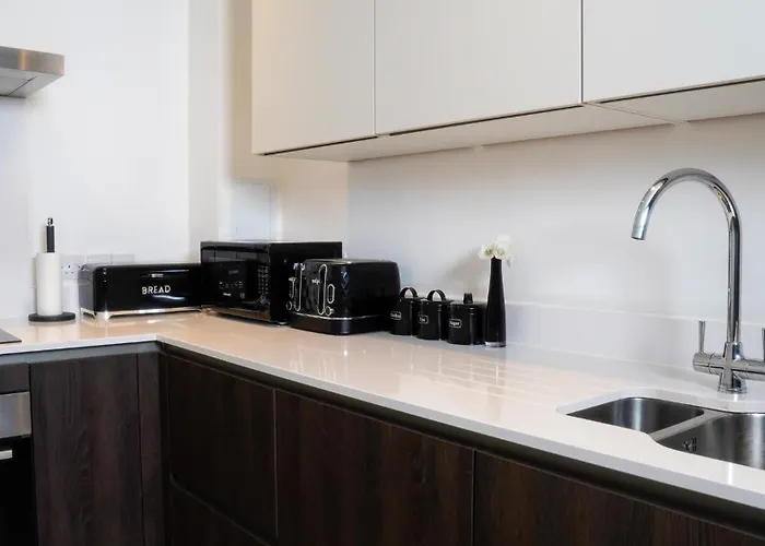 Centre Apt, With Free Secured Parking & Balcony, Sleeps 4 - Free 1 Hour Early Check In For 2 Night Only Until The End Of 아파트 맨체스터