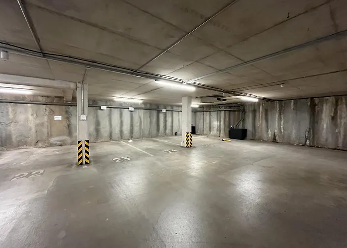 Centre Apt, With Free Secured Parking & Balcony, Sleeps 4 - Free 1 Hour Early Check In For 2 Night Only Until The End Of *