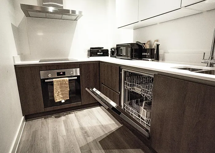 Centre Apt, With Free Secured Parking & Balcony, Sleeps 4 - Free 1 Hour Early Check In For 2 Night Only Until The End Of * 맨체스터