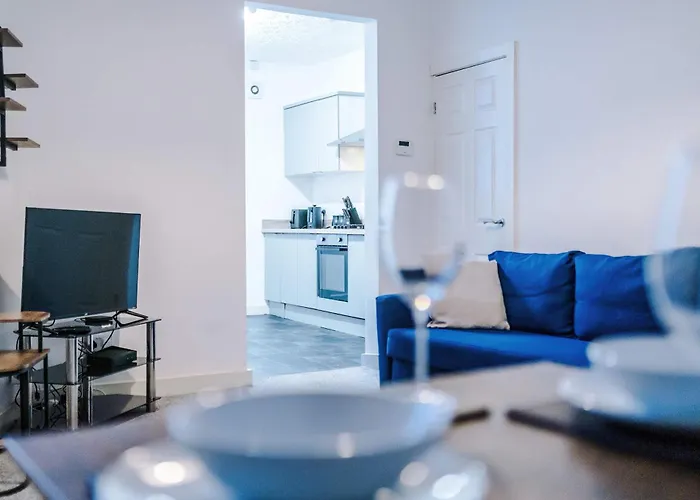 Bright & Comfy 4-bedroom House 10 Mins To By Rest&recharge