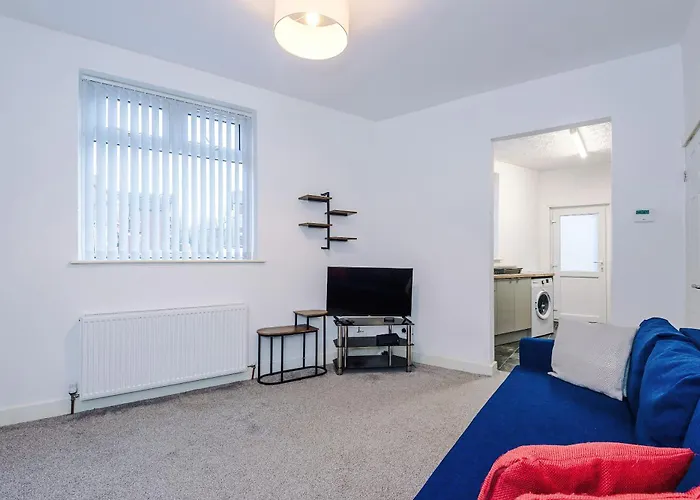 Bright & Comfy 4-bedroom House 10 Mins To By Rest&recharge