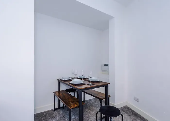 Bright & Comfy 4-bedroom House 10 Mins To By Rest&recharge Dom wakacyjny