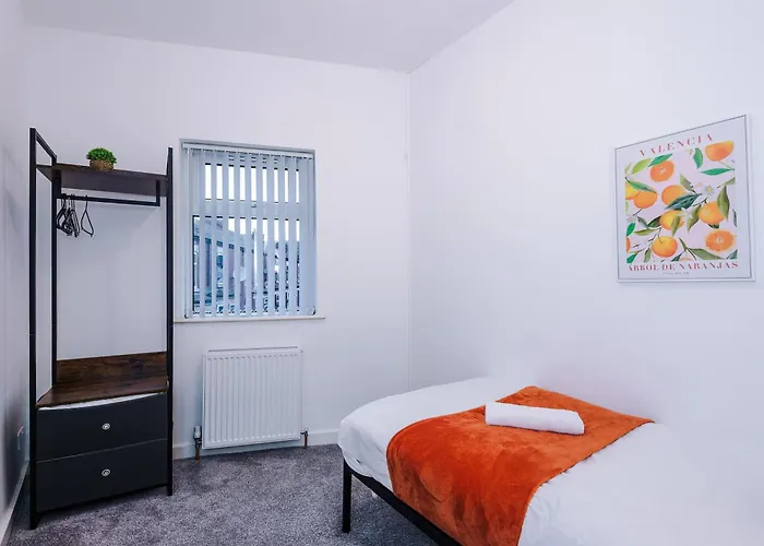 Bright & Comfy 4-bedroom House 10 Mins To By Rest&recharge Dom wakacyjny *