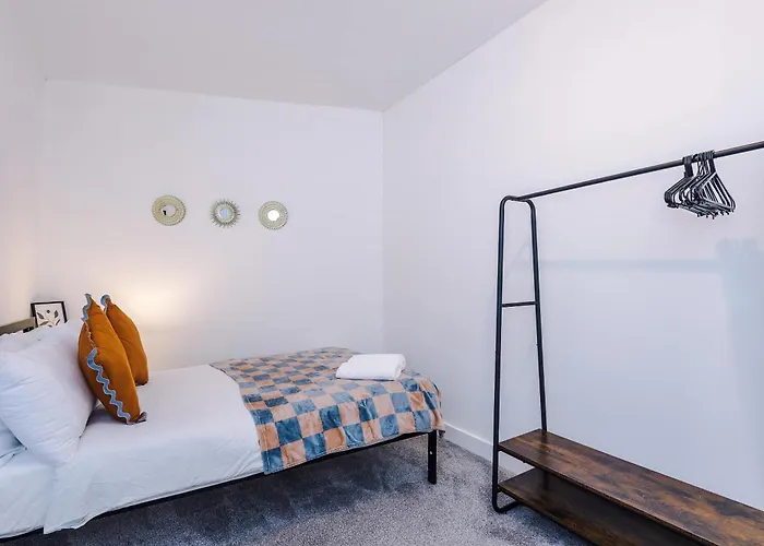 Bright & Comfy 4-bedroom House 10 Mins To By Rest&recharge Dom wakacyjny