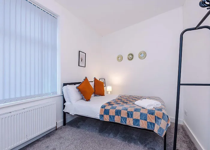 Dom wakacyjny Bright & Comfy 4-bedroom House 10 Mins To By Rest&recharge *