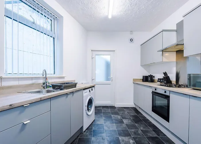 Bright & Comfy 4-bedroom House 10 Mins To By Rest&recharge Dom wakacyjny