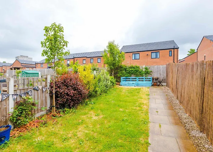 Spacious & Bright 2-bed By 53 Degrees Property, Perfect For Couples With Parking & Garden Holiday home *