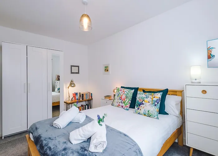 Spacious & Bright 2-bed By 53 Degrees Property, Perfect For Couples With Parking & Garden Vakantiehuis Manchester