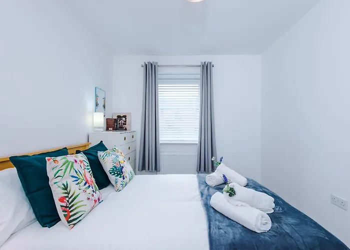 Holiday home Spacious & Bright 2-bed By 53 Degrees Property, Perfect For Couples With Parking & Garden