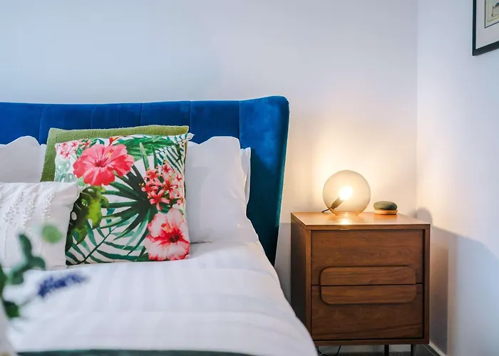 Spacious & Bright 2-bed By 53 Degrees Property, Perfect For Couples With Parking & Garden Manchester