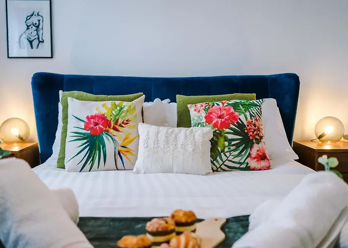 Vakantiehuis Spacious & Bright 2-bed By 53 Degrees Property, Perfect For Couples With Parking & Garden Manchester