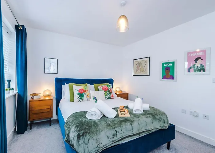 Holiday home Spacious & Bright 2-bed By 53 Degrees Property, Perfect For Couples With Parking & Garden