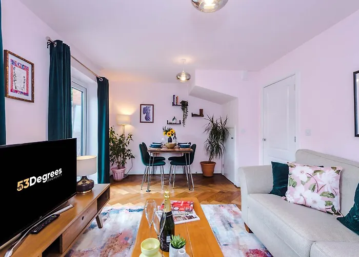 Spacious & Bright 2-bed By 53 Degrees Property, Perfect For Couples With Parking & Garden