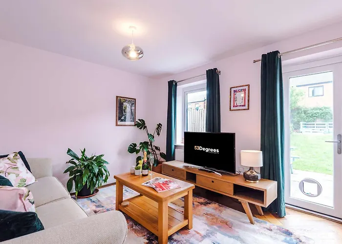 Spacious & Bright 2-bed By 53 Degrees Property, Perfect For Couples With Parking & Garden Vakantiehuis