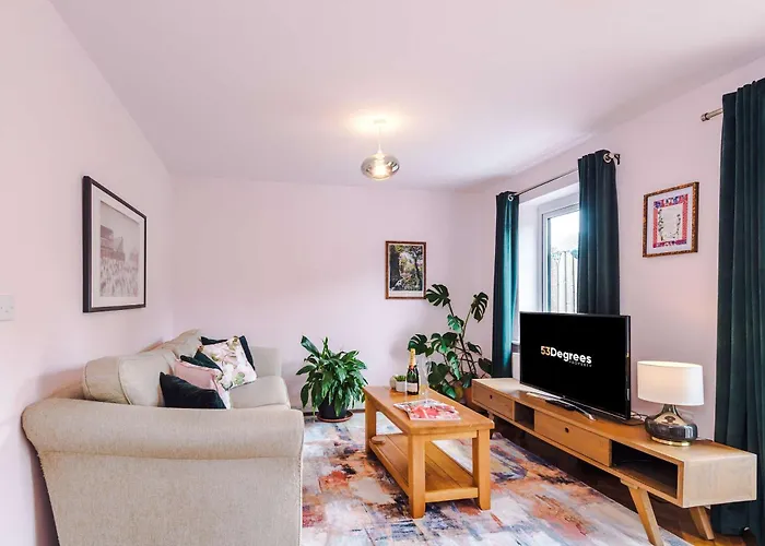 Holiday home Spacious & Bright 2-bed By 53 Degrees Property, Perfect For Couples With Parking & Garden