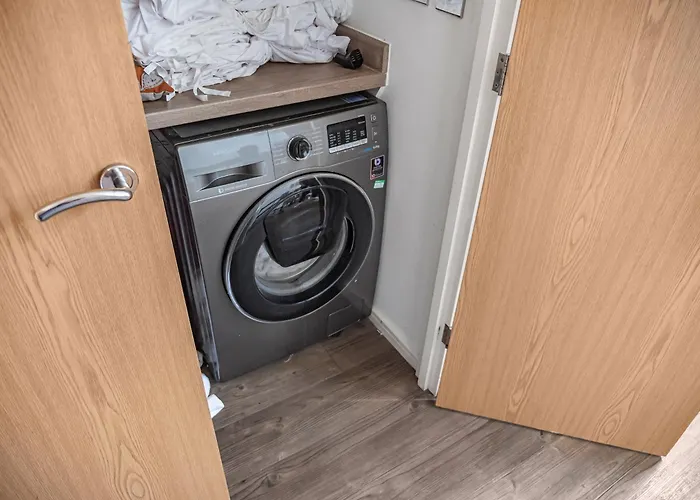 Dom wakacyjny Chic Riverside Retreat Salford 4bd Free Parking Manchester