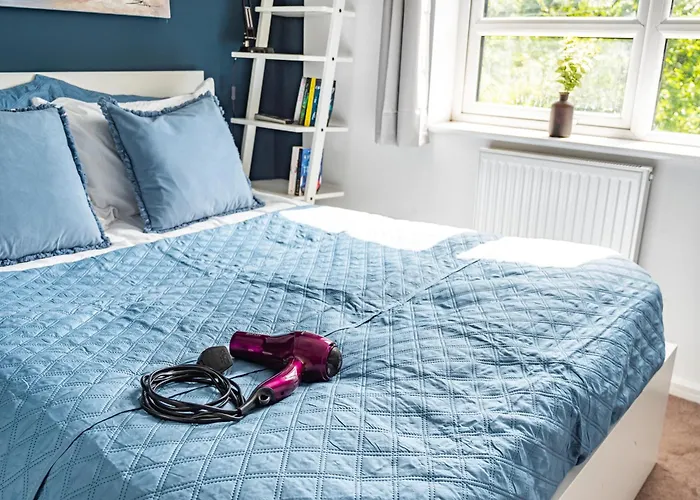 Chic Riverside Retreat Salford 4bd Free Parking Dom wakacyjny *