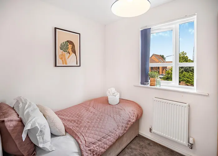 Chic Riverside Retreat Salford 4bd Free Parking بيت للعطل مانشستر