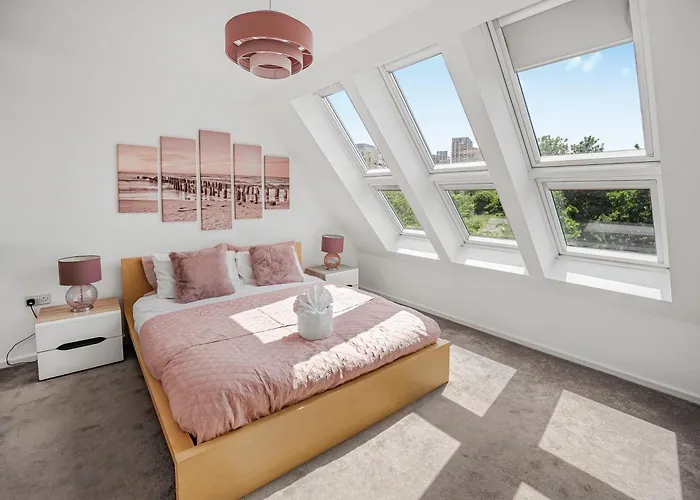 Chic Riverside Retreat Salford 4bd Free Parking *