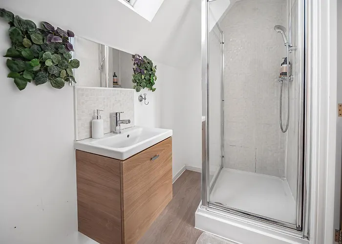 بيت للعطل Chic Riverside Retreat Salford 4bd Free Parking