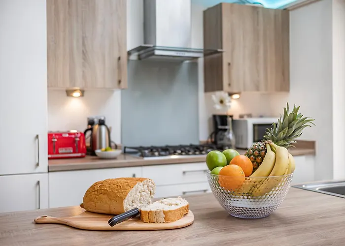 Chic Riverside Retreat Salford 4bd Free Parking بيت للعطل مانشستر