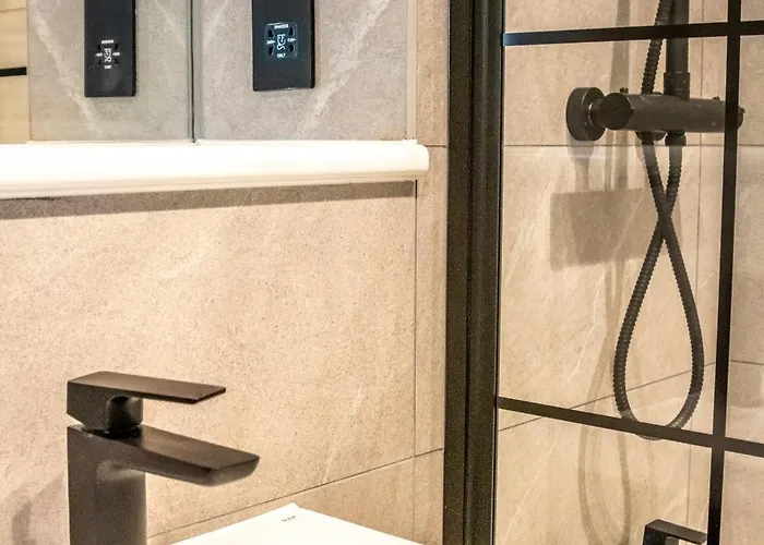 Stunning 2 Bedroom In *